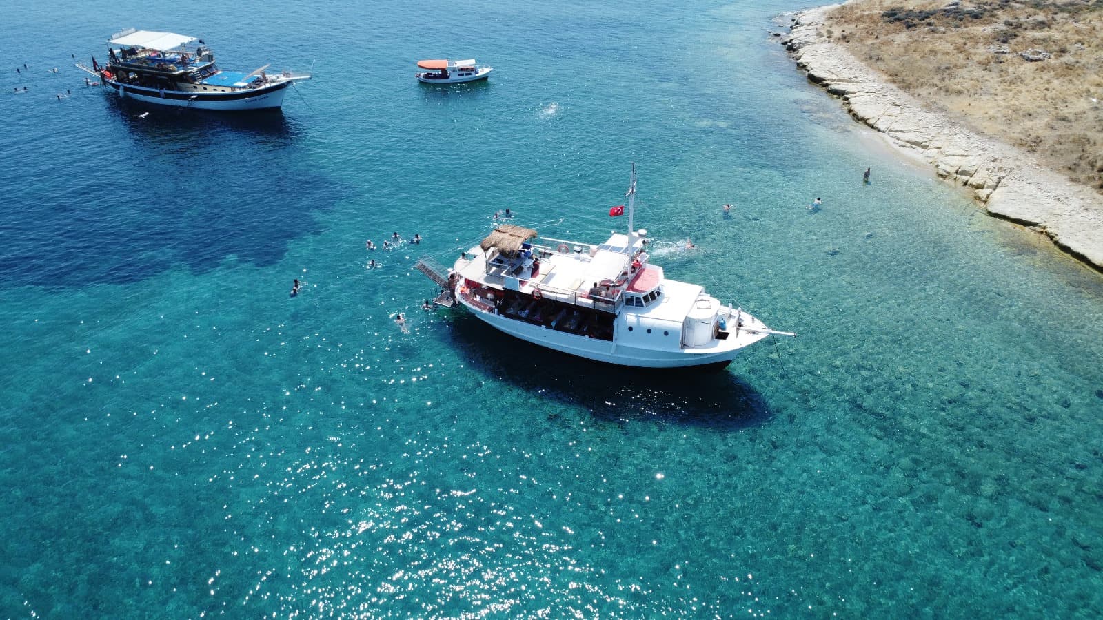 Yekta Kaptan teknesi Foça koylarında yüzme molasında